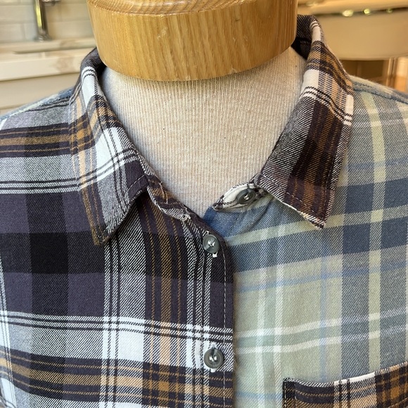 NWOT Love Tree plaid cotton flannel oversize long sleeve crop length shirt - Picture 2 of 11